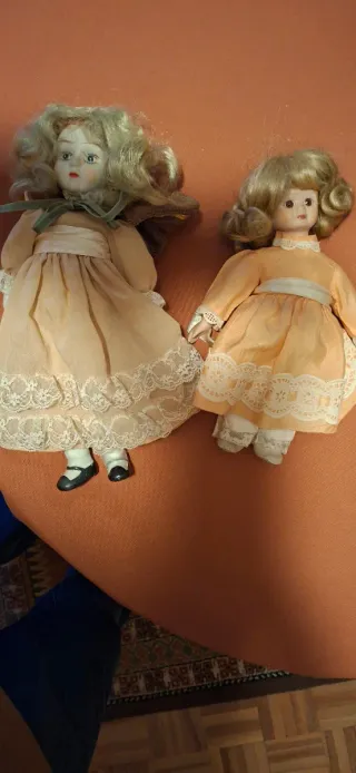 Due bambole antiche da collezione