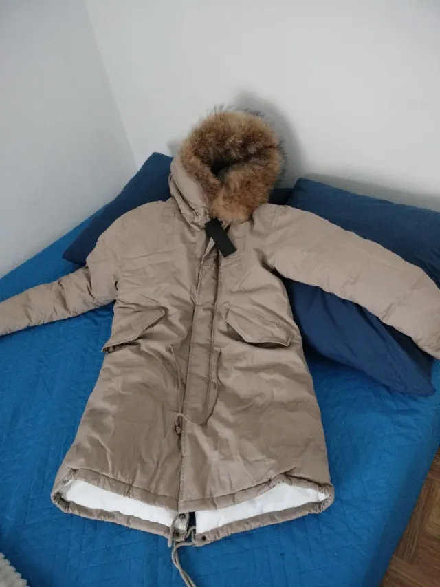 Chaqueta beige con capucha y pelo