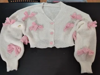 Jersey blanco con lazos rosas