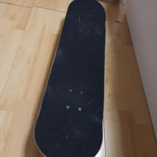 Monopatin con diseño de tablero de ajedrez