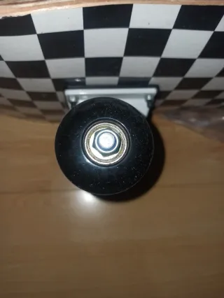 Monopatin con diseño de tablero de ajedrez