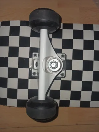 Monopatin con diseño de tablero de ajedrez