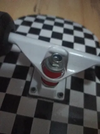 Monopatin con diseño de tablero de ajedrez