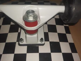 Monopatin con diseño de tablero de ajedrez