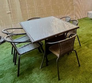 Mesa de patio SIN SILLAS.