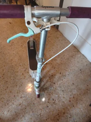 Patinete infantil blanco con ruedas rosas