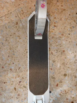 Patinete infantil blanco con ruedas rosas