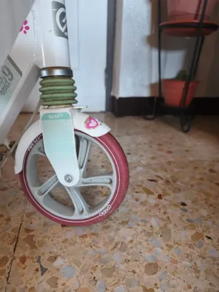 Patinete infantil blanco con ruedas rosas