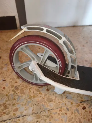 Patinete infantil blanco con ruedas rosas