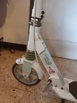 Patinete infantil blanco con ruedas rosas