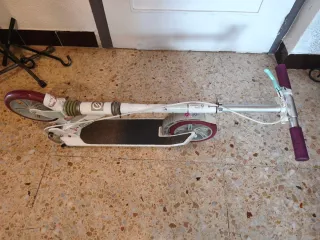 Patinete infantil blanco con ruedas rosas