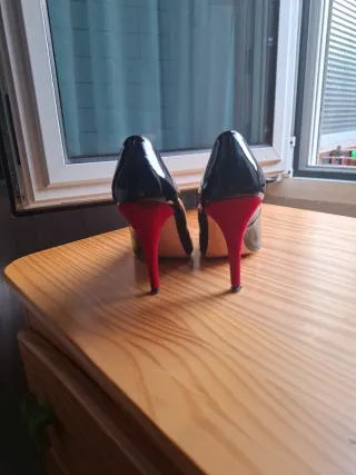 Tacones Luxax charol negros con corazón rojo