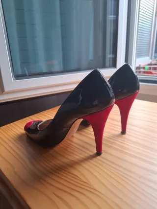 Tacones Luxax charol negros con corazón rojo