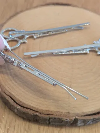 Horquillas plateadas forma tijera