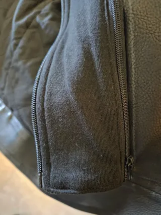 Chaqueta de cuero Guess con capucha