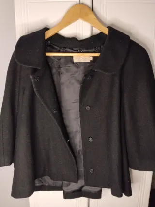 Chaqueta corta lana negra tipo capas