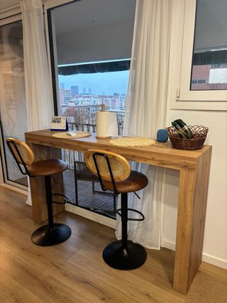 Barra cocina madera y taburetes