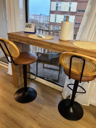 Barra cocina madera y taburetes