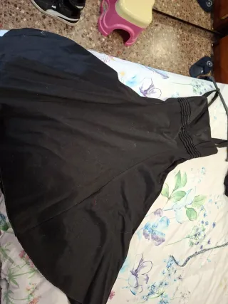 Vestido negro tirantes.
