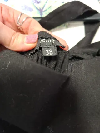 Vestido negro tirantes.