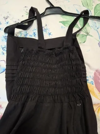 Vestido negro tirantes.