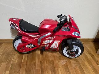 Moto a batería infantil roja, lleva dos ruedines.