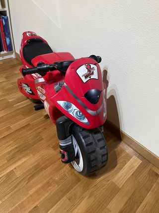 Moto a batería infantil roja, lleva dos ruedines.