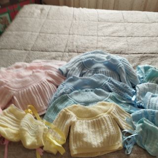 Chaquetitas tejidas a mano para bebé