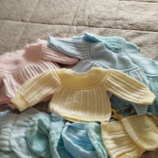 Chaquetitas tejidas a mano para bebé