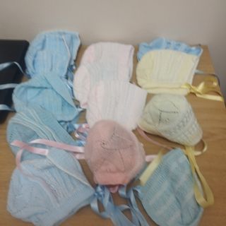 Chaquetitas tejidas a mano para bebé