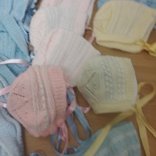 Chaquetitas tejidas a mano para bebé