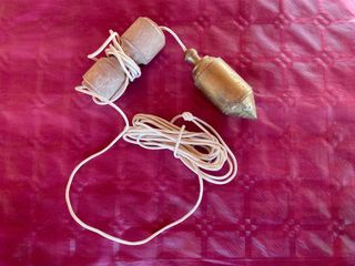 Plomada de latón con cuerda