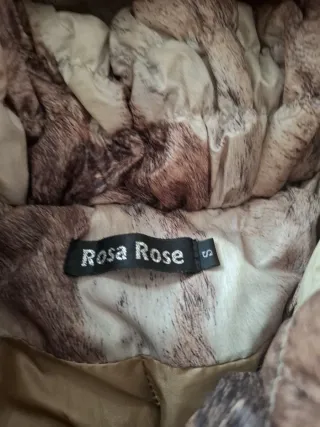 Plumífero estampado beige y marrón