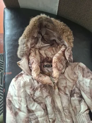 Plumífero estampado beige y marrón