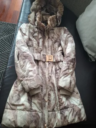 Plumífero estampado beige y marrón