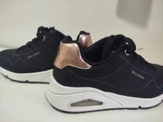 Zapatillas Skechers Niña Negras y Doradas