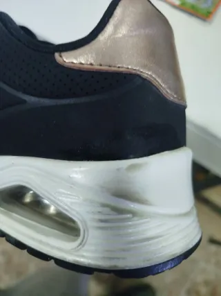 Zapatillas Skechers Niña Negras y Doradas