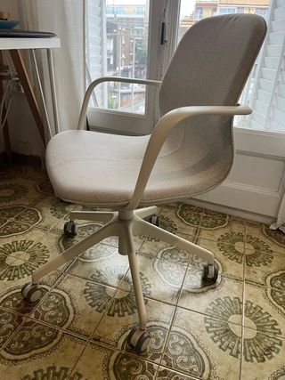 Silla de oficina beige y blanca