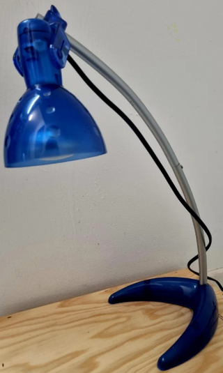 Lámpara de escritorio azul y plateada