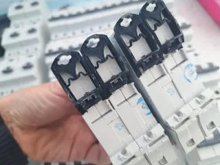 Lote material cuadro eléctrico PIA, diferencial...