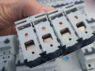 Lote material cuadro eléctrico PIA, diferencial...