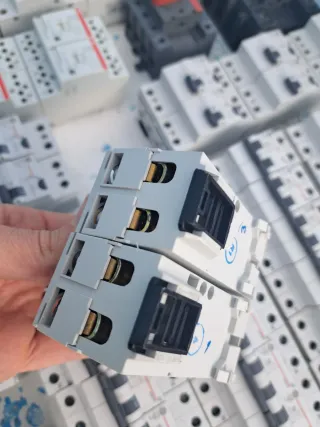 Lote material cuadro eléctrico PIA, diferencial...