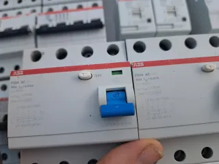 Lote material cuadro eléctrico PIA, diferencial...