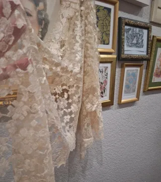 Mantilla de encaje beige y oro