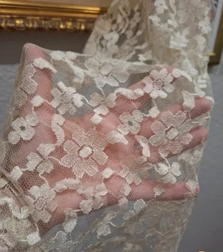 Mantilla de encaje beige y oro