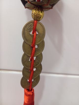 Pieza colgante de nudo chino con monedas de suerte