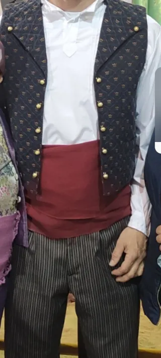 Traje fallero pantalón 40. Camisa L