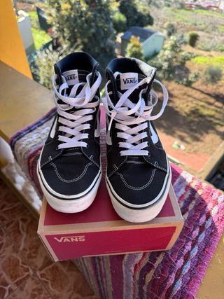 Vans Altas Negras y Blancas Talla 40