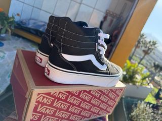 Vans Altas Negras y Blancas Talla 40