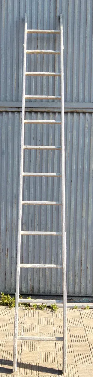 Escalera aluminio doce peldaños. Una sola pata.